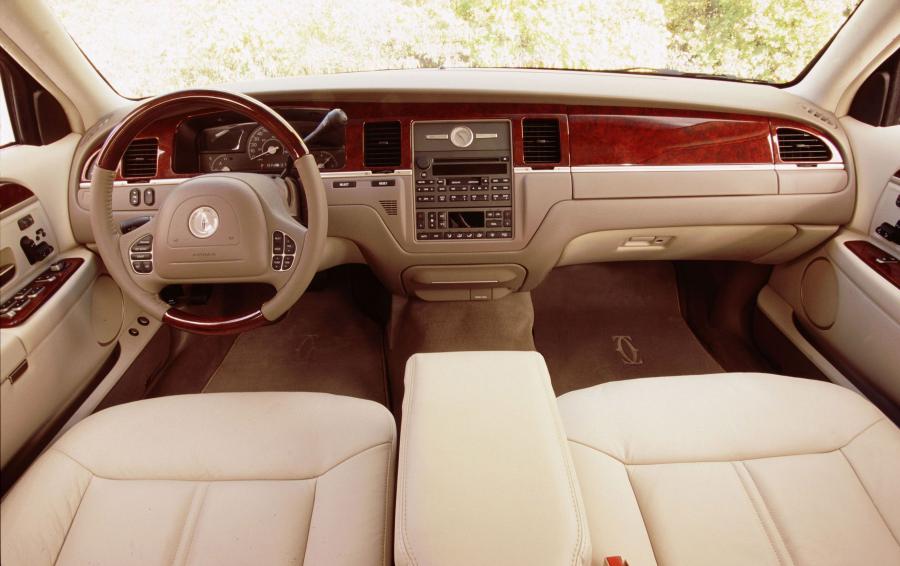  Lincoln Town Car 2003 года  (фото 44 из 68)